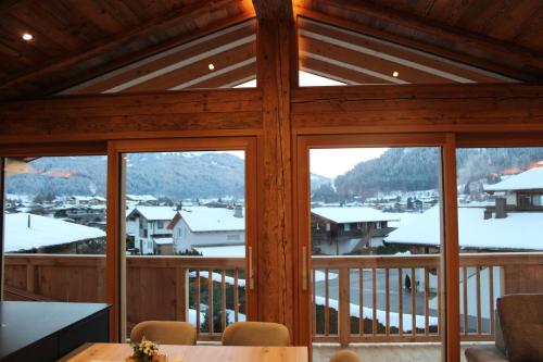 基茨比厄尔附近赖特Mountainview-Lodge exklusiver Neubau mit Bergblick的从餐厅望出去，可以看到一间有窗户的小木屋。