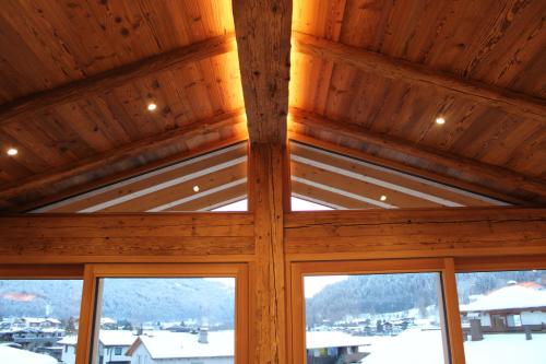 基茨比厄尔附近赖特Mountainview-Lodge exklusiver Neubau mit Bergblick的窗户的客房内的木制天花板