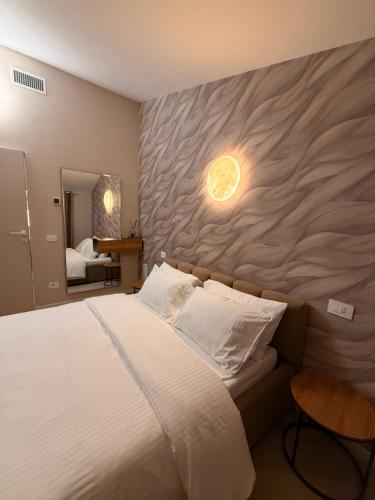 Postel nebo postele na pokoji v ubytování Hana Rooftop - Attico Elegante con Terrazza Milano Nord - Free Parking