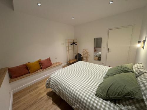 杜埃La Location des géants - Appartement avec terrasse的卧室里有一张床和一张沙发