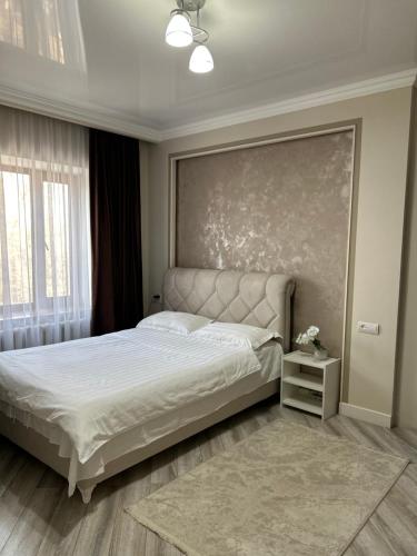 Postel nebo postele na pokoji v ubytování Люкс 2-х комнатная квартира