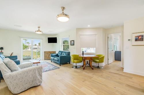 Χώρος καθιστικού στο Loft 117 - Charming Downtown Cocoa Beach 1BR