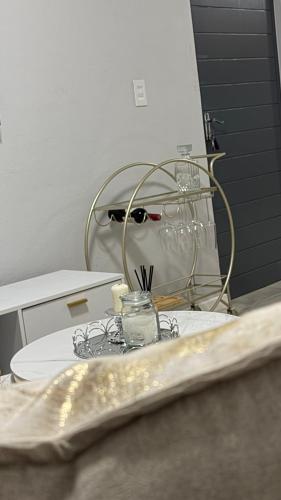 ein Glasteller mit einer Kerze auf einem Tisch in der Unterkunft Elevare suites in Nelspruit