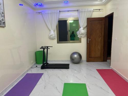 Habitación con alfombras coloridas en el suelo en Express at home, en Dakar