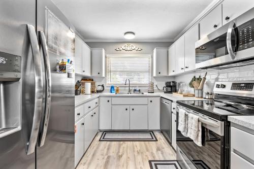 Kuchyň nebo kuchyňský kout v ubytování A Space aWAVE A Relaxing Coastal Getaway