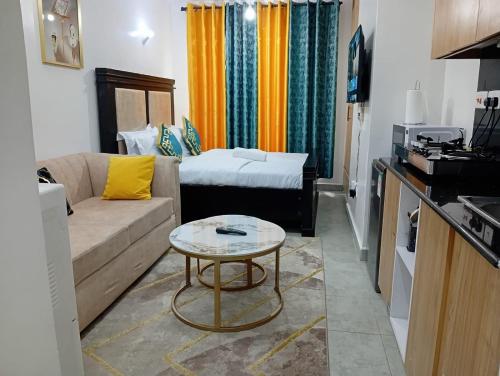 Η κουζίνα ή μικρή κουζίνα στο ONeal Prime Suites - Furnished Studio apartments in Nairobi Near JKIA & SGR