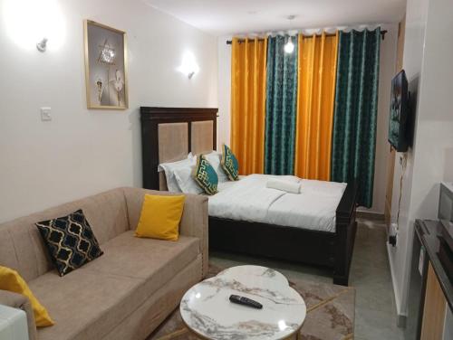 Ένα ή περισσότερα κρεβάτια σε δωμάτιο στο ONeal Prime Suites - Furnished Studio apartments in Nairobi Near JKIA & SGR