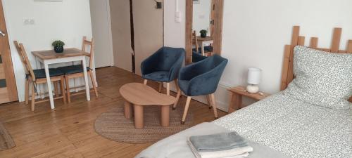 阿姆博斯Studio Amboise centre historique的卧室配有两把椅子、一张桌子和一张床