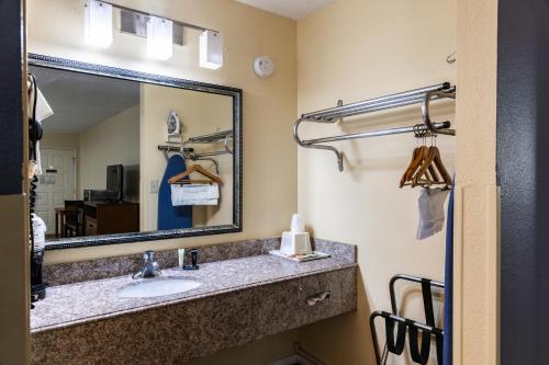 Un baño de Boerne Inn and Suites