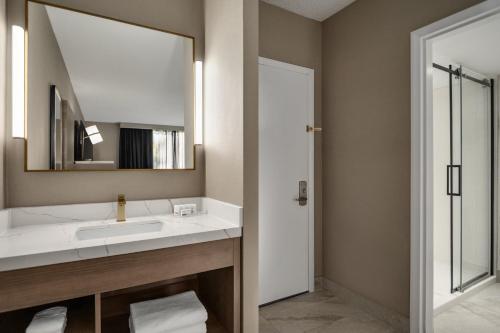 Ville Saint LaurentRadisson Hotel Montreal Airport的浴室里有洗手池和镜子