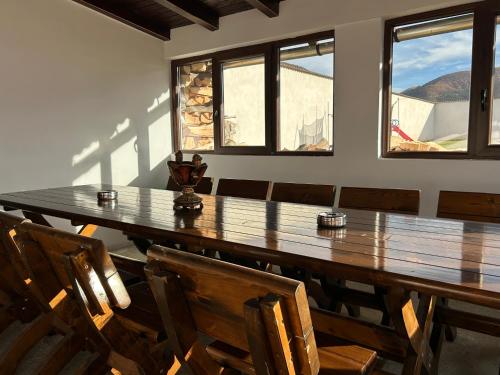 Nespecifikovaný výhled na hory nebo výhled na hory při pohledu z prázdninového domu