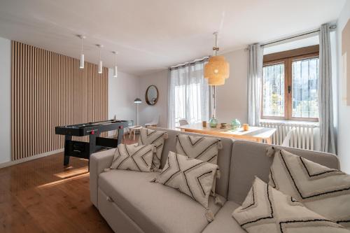 APT Cozy Billiards Diana Central