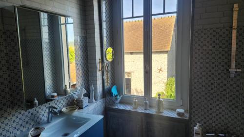 Koupelna v ubytování Le presbytère de Bueil - Gite 8 pers - 5 couchages