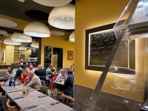 un grupo de personas sentadas en mesas en un restaurante en Grand Gaeta, en Roma