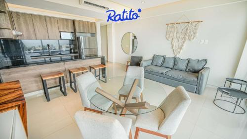un salon avec une table en verre et des chaises dans l'établissement 4B Torre KU 2BR Sofa OceanViews Private Balcony, à Puerto Vallarta