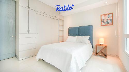 - une chambre avec un lit blanc et une tête de lit bleue dans l'établissement 4B Torre KU 2BR Sofa OceanViews Private Balcony, à Puerto Vallarta