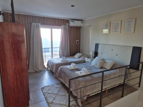 ByF apart duplex excepcional en complejo Amaiur DPTO N5 Av Alem Norte في فيديراسيون: غرفة نوم مع سرير وشرفة