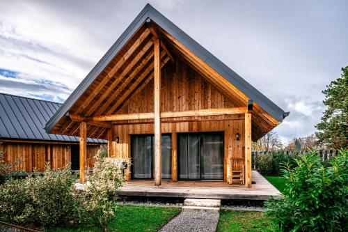 Les Cottages de Ripaille في تونو لي بان: كابينة خشب بسقف أسود