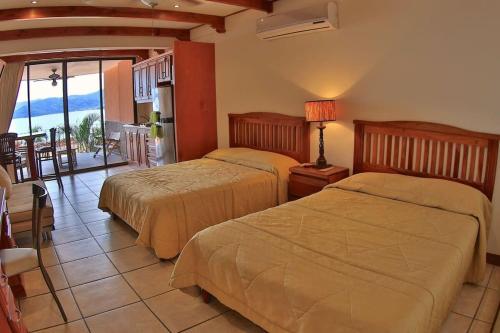 Postel nebo postele na pokoji v ubytování Oceanview Studio Apartment with Community Pool & Views of Flamingo Marina