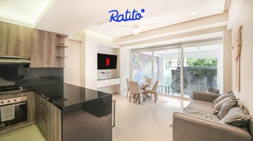 Køkken eller tekøkken på PBB Torre KU Amazing 1BR APT Sofa Bed Balcony