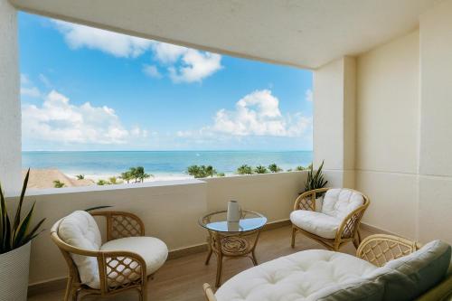 a room with a view of the ocean at Oceanfront Paradise in Cancun Hotel Zone in Cancún