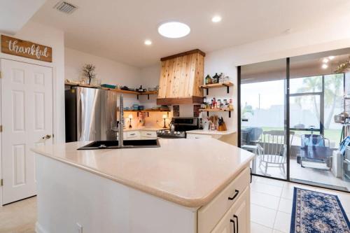 eine Küche mit einer großen Arbeitsplatte in einem Raum in der Unterkunft Newer 3 Bed 2Bath Home-Near USSSA Complex and Beach in Rockledge