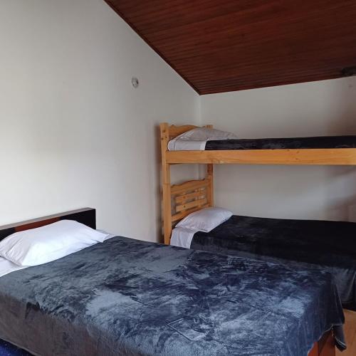 En eller flere senge i et værelse på Large, comfortable house perfect for 12 people