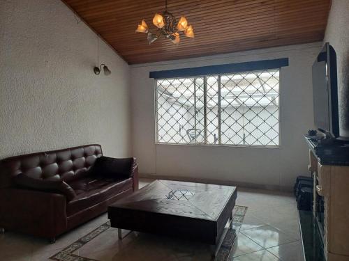 Et tv og/eller underholdning på Large, comfortable house perfect for 12 people