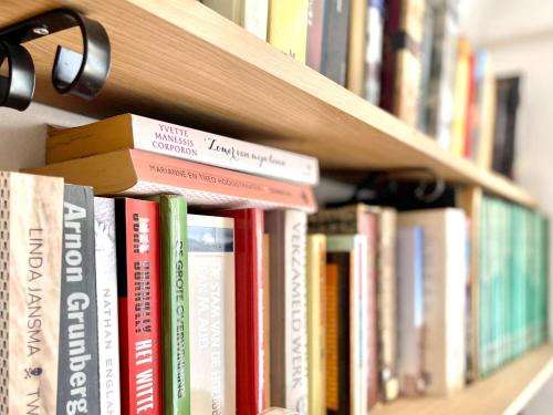 a book shelf filled with lots of books at Cave Houses Ed, Yara and Nadieh with PRM facilities in Margen de Abajo