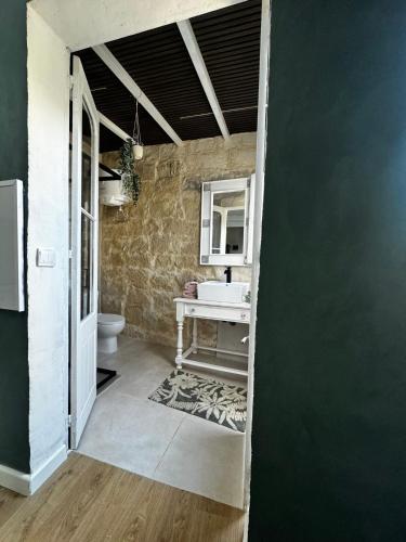 ein Badezimmer mit Waschbecken und Toilette in einem Zimmer in der Unterkunft Phi Home Bormla in Vittoriosa