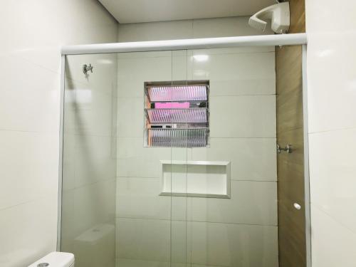 Un baño con ducha con puerta de cristal en Hotel Pinheiros - 8 Min do Transamérica Expo Center e 18 Min Autódromo Interlagos, en São Paulo