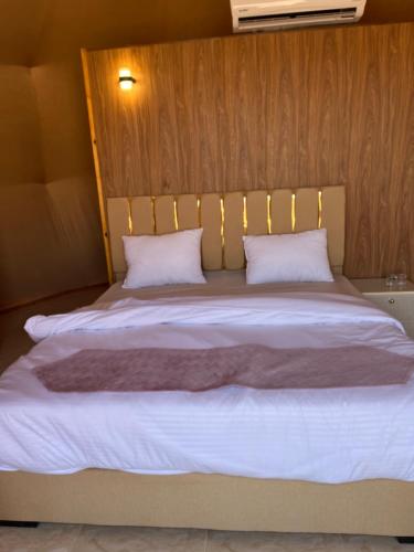 Uma cama ou camas num quarto em Malak rum camp