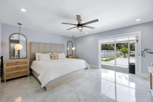 Ένα ή περισσότερα κρεβάτια σε δωμάτιο στο Sunlit Naples Pool Escape!