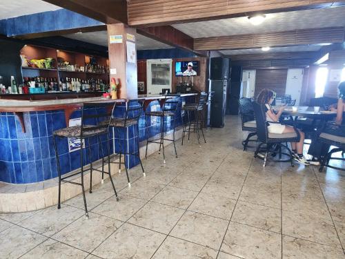 Ο χώρος του lounge ή του μπαρ στο Hotel Colombus