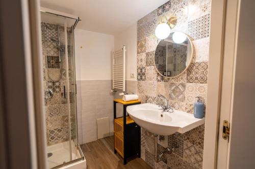 Un baño con lavabo y ducha en NOI Luxury rooms Colosseum, en Roma