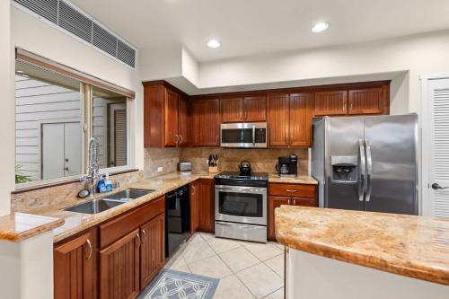 Kuchyň nebo kuchyňský kout v ubytování Ground Floor Condo with Private Mauna Lani Beach Club Access- Perfect for families