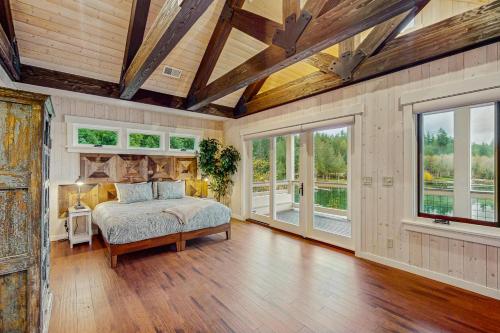 Giường trong phòng chung tại Hidden Cove Hideaway