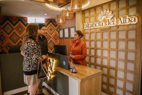 twee vrouwen aan een toonbank in een winkel bij Estancia del Alba in Cajamarca