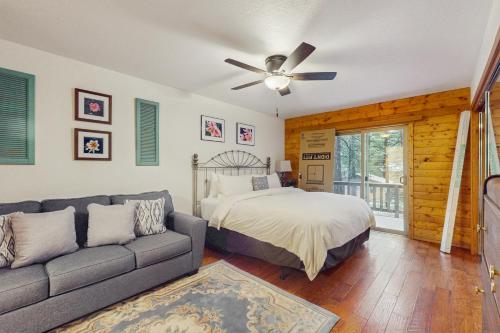 Giường trong phòng chung tại Pine-Perfect Getaway