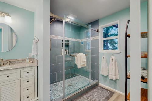 ein Badezimmer mit Dusche mit Glasduschkabine in der Unterkunft On Misty Tides in Port Gamble
