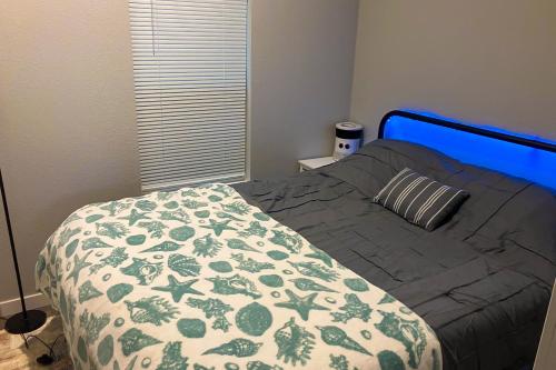 Ένα ή περισσότερα κρεβάτια σε δωμάτιο στο Tiny Lake Retreat