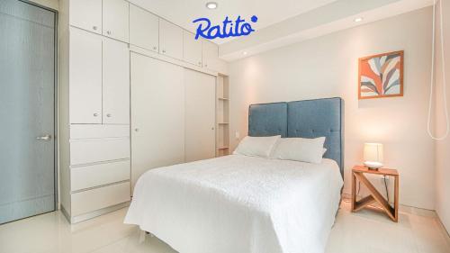 um quarto com uma cama branca e uma cabeceira azul em 3B Torre KU 2BR Sofa OceanView Balcony PoolAccess em Puerto Vallarta