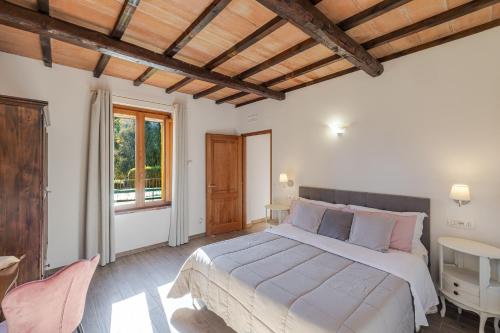 um quarto com uma cama grande e uma janela em Tenuta Villa Febea em Chiusi
