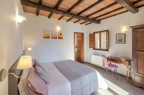 um quarto com uma cama e uma escrivaninha em Tenuta Villa Febea em Chiusi