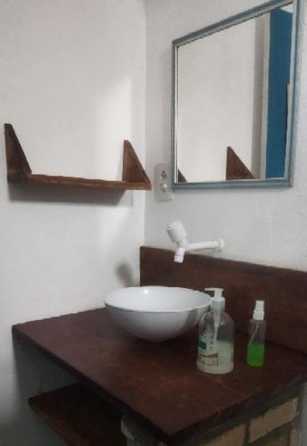 a bathroom with a bowl sink and a mirror at Cabanas Caraúbas II - ótimo visual do mar in Maxaranguape