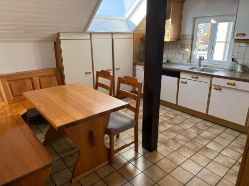 Una cocina con una mesa de madera y un comedor. en Apartment in Düdingen, en Düdingen