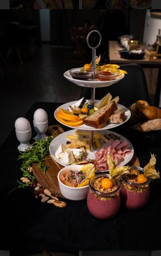 um prato de alimentos em três níveis sobre uma mesa em Apartment in Düdingen em Düdingen