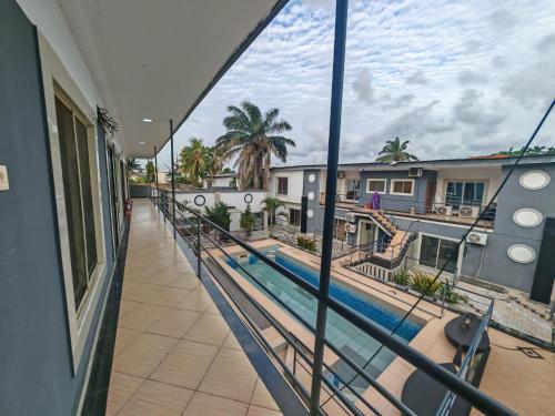 伊凯贾Luxury-Furnished 1Bedroom & Big-Parlor Apartment GRA IEKJA LAGOS , Family Friendly, 24hrs Eletric, WiFi, Swimming Pool的阳台可欣赏游泳池景色