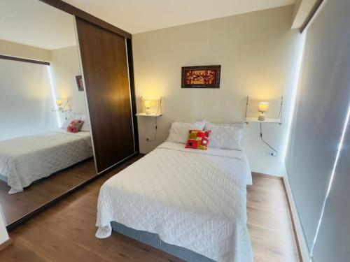 Familiar y equipado a pasos del Cine Center في كوتشابامبا: غرفة نوم صغيرة مع سرير ومرآة