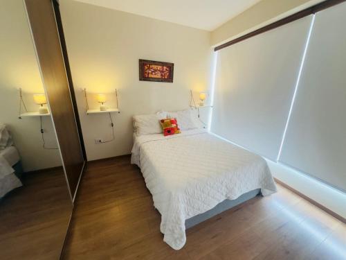 سرير أو أسرّة في غرفة في Familiar y equipado a pasos del Cine Center